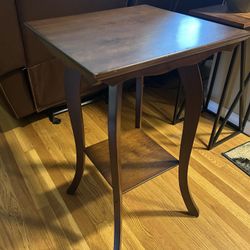 Square Top Accent Table. Read Description 