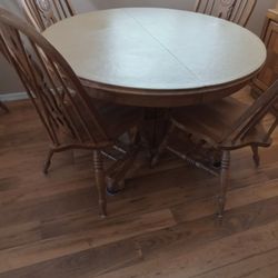 Oak Table, 8 Chairs, 2 Leaves & Padded Top Cover