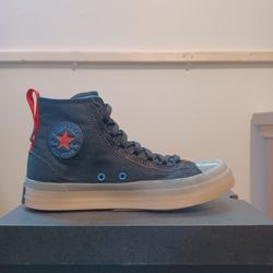 Converse (Like New) Men - 7.5, Women - 9.5