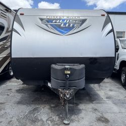 2017 FOREST RIVER CRUISE LITE 23Ft