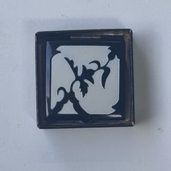 vintage Vashe makeup compact, likely dating from the 1930s