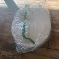 3 NEW Toilet Seats In Package 