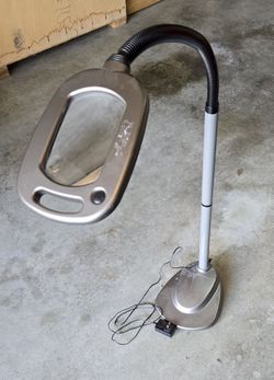 Magnifying lamp with light