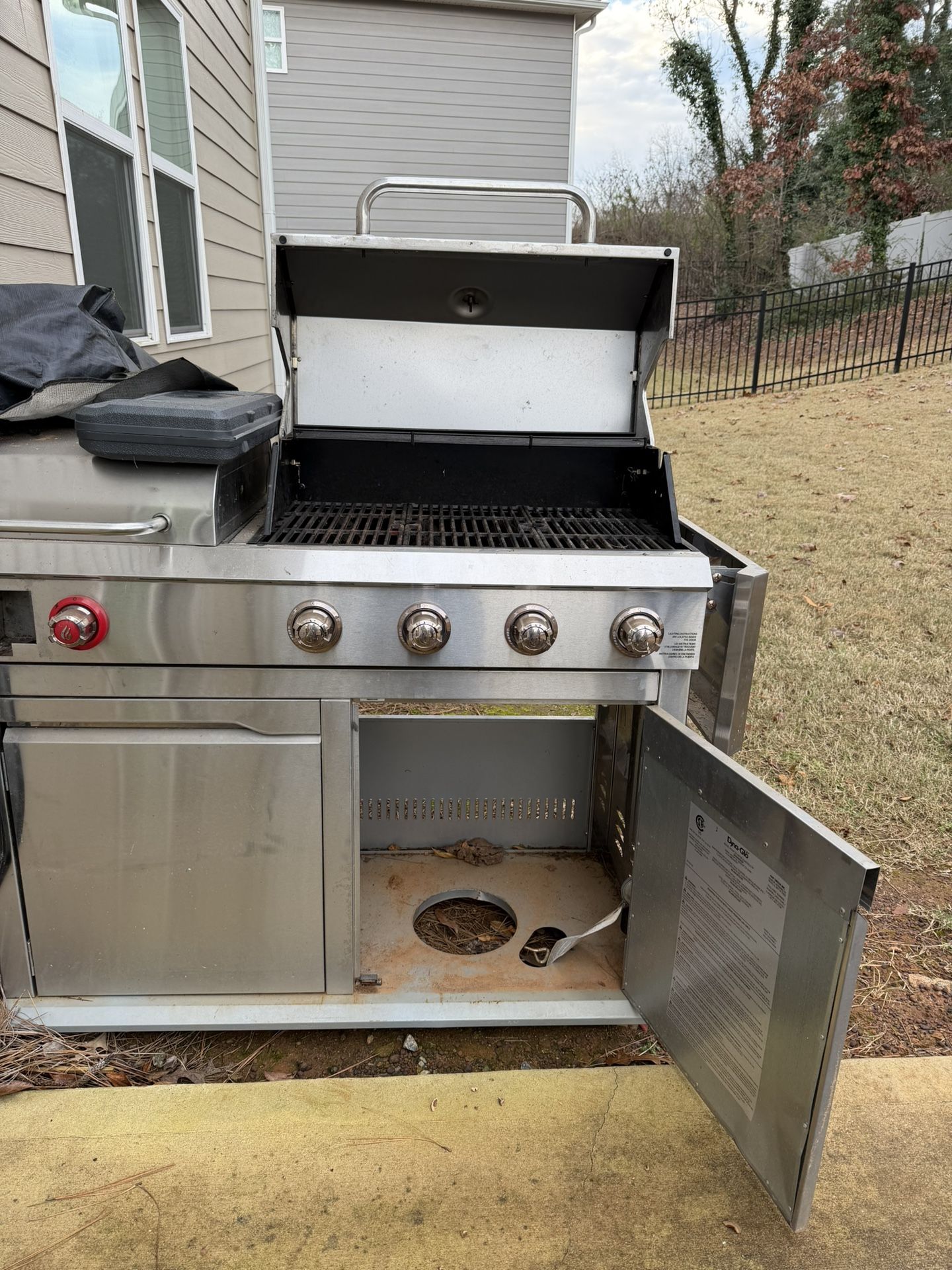 Dyna grill With Four Burners And A Griddle