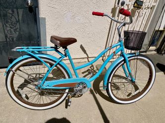 Take a leisure bike ride with this classic Huffy deluxe beach cruiser