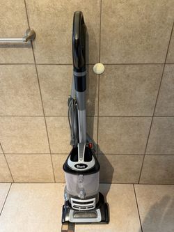 Shark Lift away Deluxe Vacuum| Black