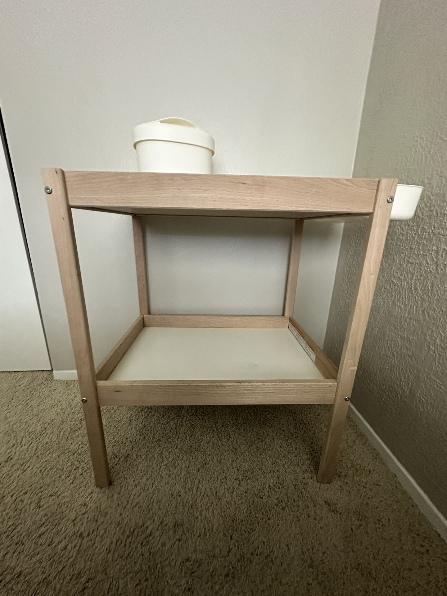 Changing tabke With racks 