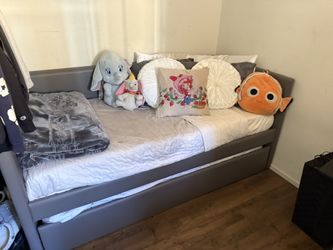 Twin day bed with trundle