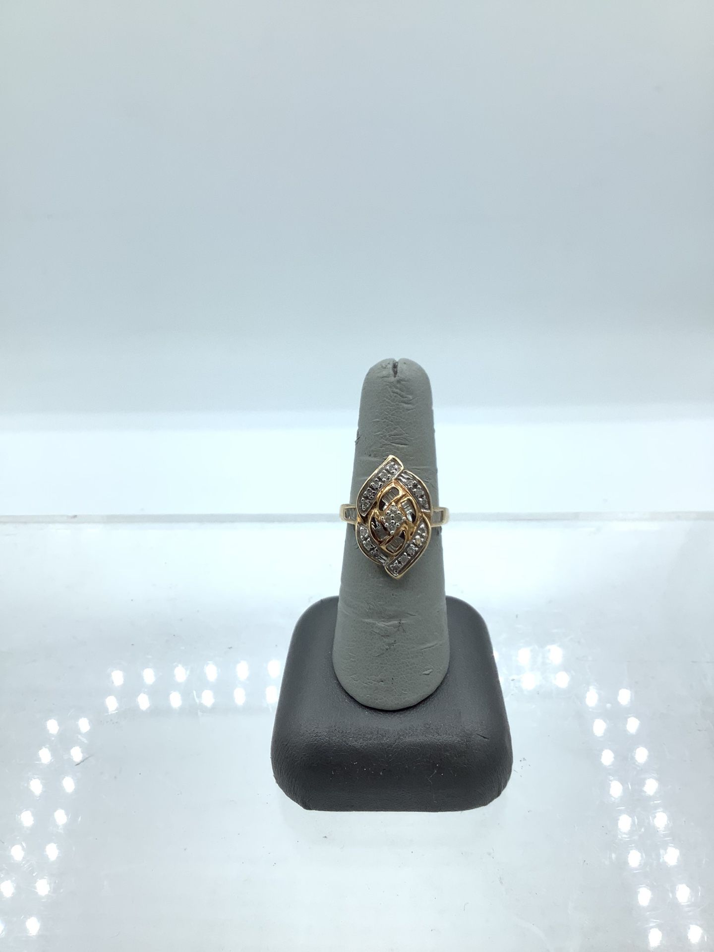 10kt Yellow Gold Women’s Fashion Ring w Diamonds 