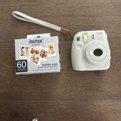 Polaroid Camera (4 -10 Count Film) New -Used Once