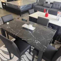 set de comedor nuevo disponible en blanco Y en negro 