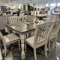 7 PIECE DINING ROOM SET/ Includes: Table and 6 chairs. 