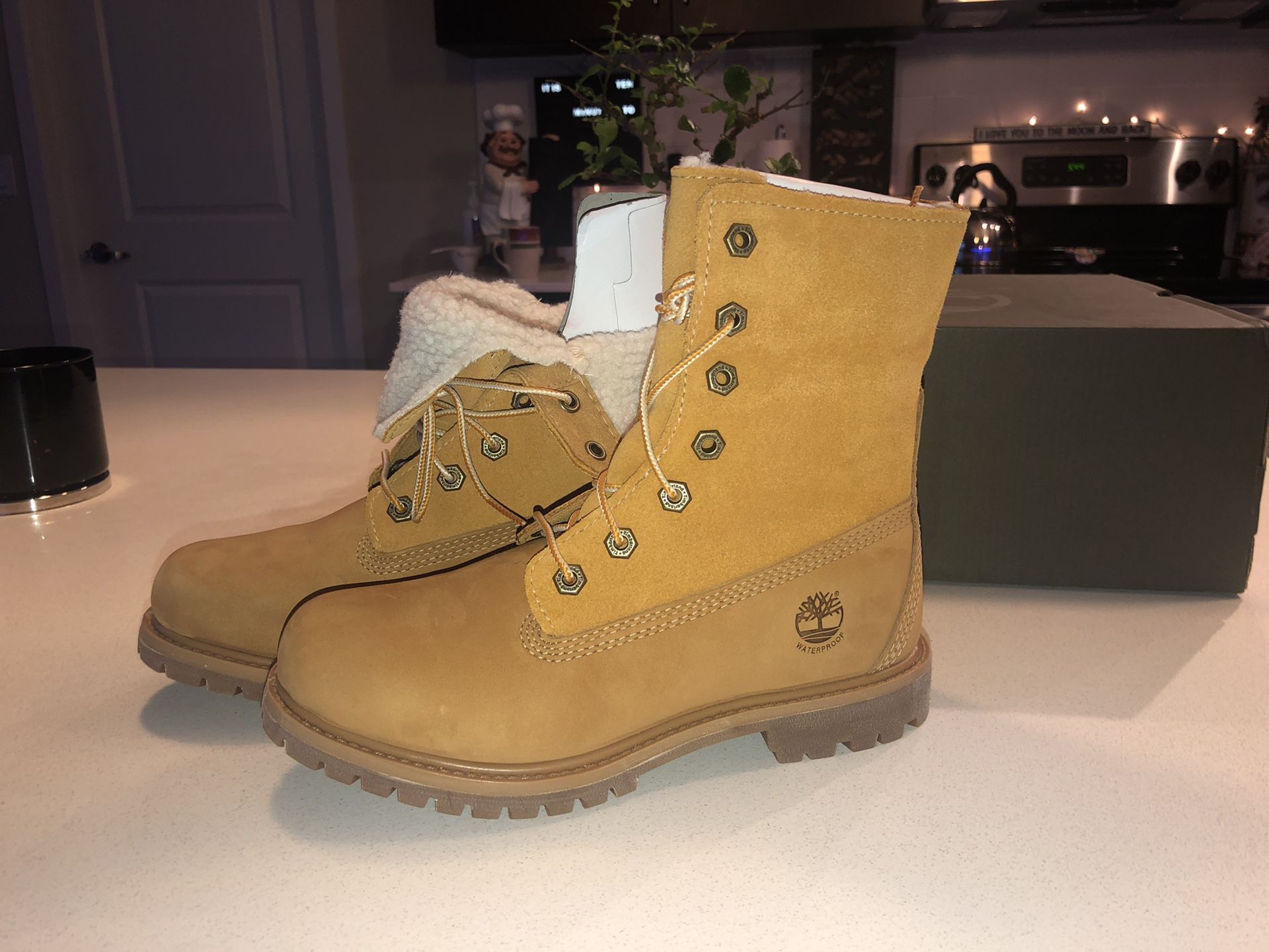 Woman’s timberland boots size 6