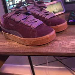 Selling xl Pumas Size 6 