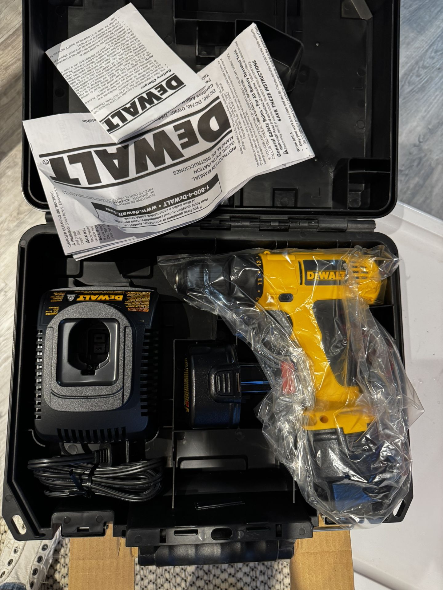 Dewalt Heavy Duty V Cordless Drill/Driver Kit