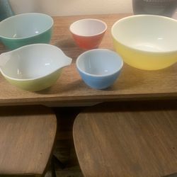 6 various size and color Pyrex Bowls