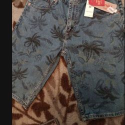 Men's Levi Shorts.  Sz 33. New 