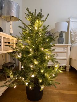 Pretty AtHome Bradford Prelit 4’ Christmas Tree in Pot Excellent Condition