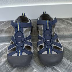 Keen Boys Size 5 Youth Water Shoes 
