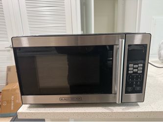 BLACK+DECKER 0.7 Cu Ft Microwave Oven – 700W Countertop Microwave