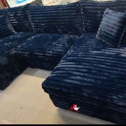 Brand New! 3pc huge double wide sectional
Take it home with$39down 
Hablamos Español Y Financiamos🙋