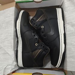 NEW Nike SB Dunk Black Gold Men's Size 9