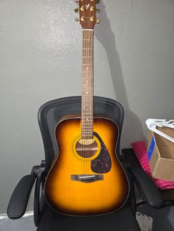 Yamaha Acoustic Guitar Sunburst Finish