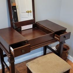 Make-up Vanity With Cushioned Stool