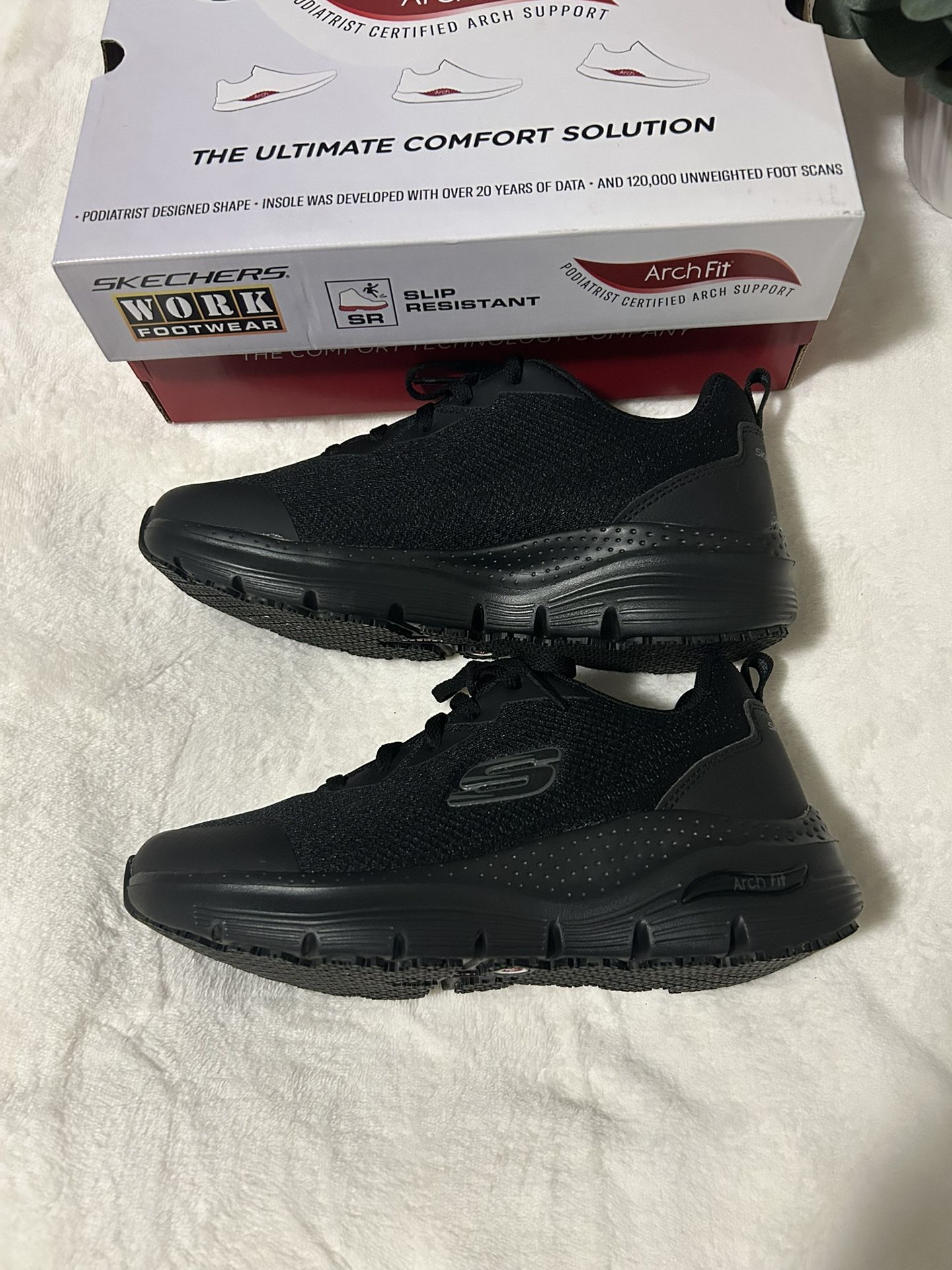 Woman’s 6.5 Sketchers Arch Fit