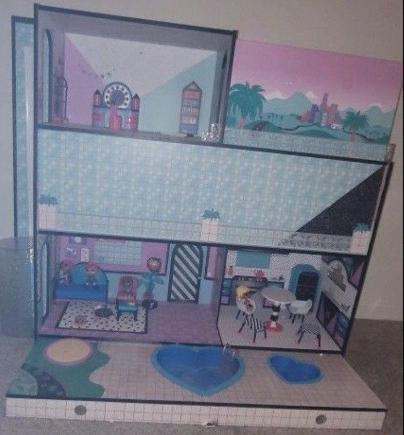 LOL DOLL HOUSE W/HOT TUB AND DOLLS