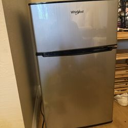 Mini fridge 
