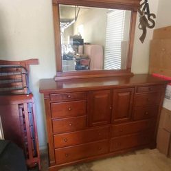 Dresser With Mirror 