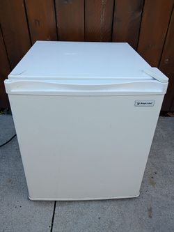 MAGIC CHEF MINI REFRIGERATOR WITH FREEZER