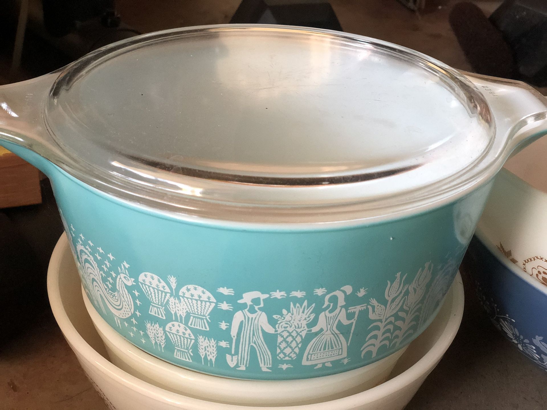 Vintage Pyrex-Amish with lid