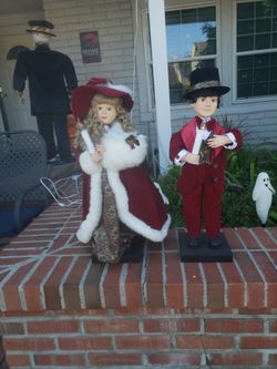27" Animated Victorian Christmas Carolers