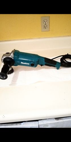Makita GA5020  5"In 10.5 Amp Corder Angle Grinder In Good Working Condition 