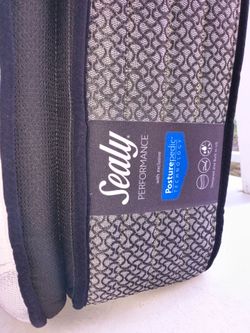 Queen size Sealy performance posturepedic set