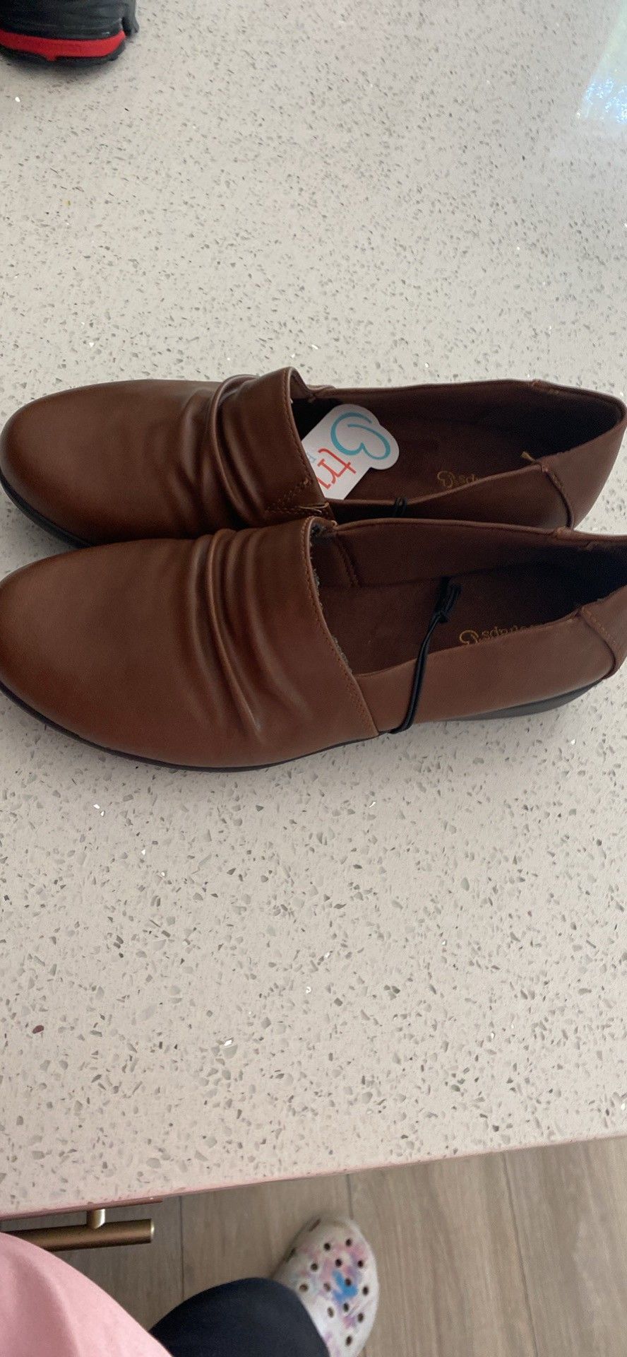We also have women's shoes size 8, 9 and 10, very comfortable and very pretty. We also have size seven for men and size 9 for men.