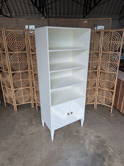 Mango wood toco shelf with doors in white