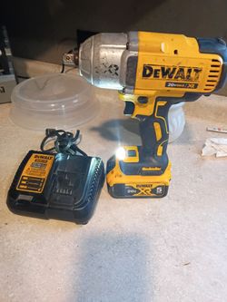 Pistola de impacto 1/2 DeWALT pila 5ah y cargador la tengo en Donna mira video