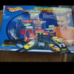 NEW 2002 MATTEL HOT WHEELS Auto Repair Center with/ VEHICLE