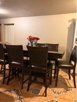 Dining table of 8 chairs