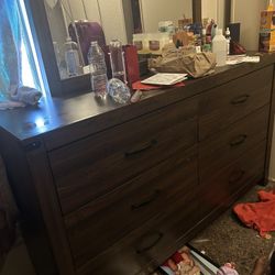 Dresser With Mirror 
