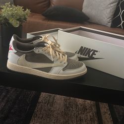 Travis Scott Size 9