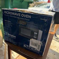 New Black Microwave Oven 1.1 Cu Ft 1000 Watts