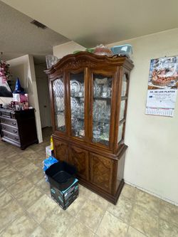 Furniture showcase cabinet