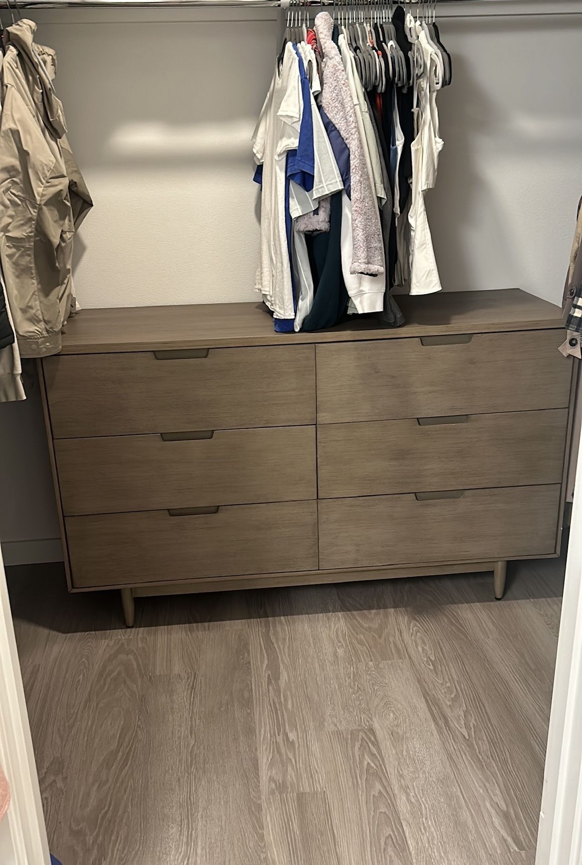 Mid-Century Modern 6-Drawer Dresser – Solid Wood Look, Excellent Condition