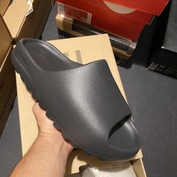 DS Adidas Yeezy Onyx Slide size 10 