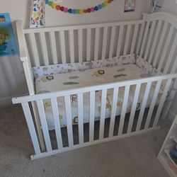 Baby crib / Toddler Bed + mattress + sheets + comforter + side padding included