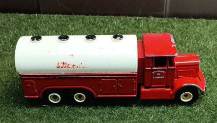 Lledo Chevron 1937 six wheel refined oil truck. (29)